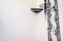 Vom funktionalen Badezimmer zur Wohlfühloase-Integrierung von Wandregalen im Duschbereich. Nicht nur praktisch, sondern auch platzsparend, langlebig und pflegeleicht.