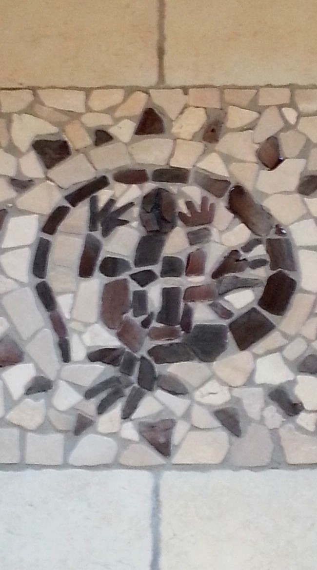 Gecko – Das Lieblingstier aus Mosaik im Fußboden integriert.